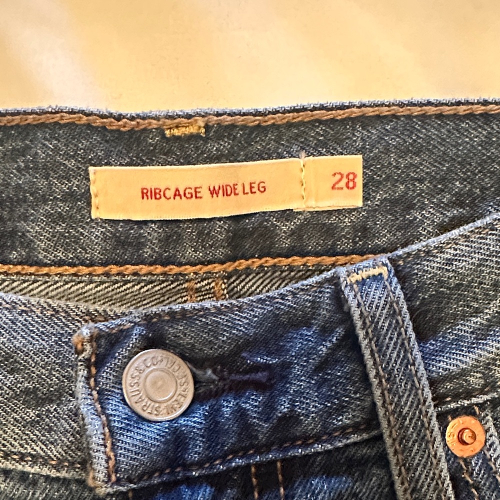 Levi's Ribcage Wide Leg High Rise Jeans - Picture 2 of 9